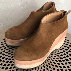 Suede clogs
